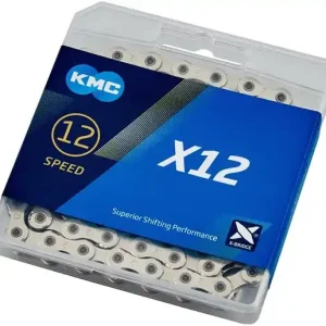 risnedsättning KMC Kedja X12 12-vxl 126L Silver/Svart KMC X12 är en pålitlig kedja optimerad för moderna 12-delade system. Med 126 länkar passar den de flesta mountainbikes och landsvägscyklar, och erbjuder hög precision och tyst gång.Kom
